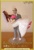 Noiva sendo carregada pelo noivo